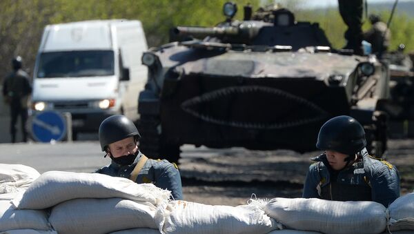 Сотрудники Министерства внутренних дел Украины на блокпосту в окрестностях Славянска