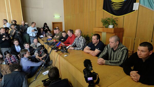 Задержанные ополченцами офицеры из стран ОБСЕ и народный мэр Славянска Вячеслав Пономарев на пресс-конференции в Славянске