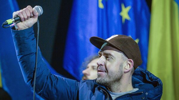 Лидер группы Ляпис Трубецкой Сергей Михалок выступает на площади Независимости в Киеве