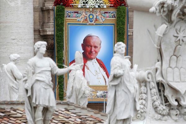 Портрет папы Иоанна Павла II во время церемонии канонизации в Ватикане