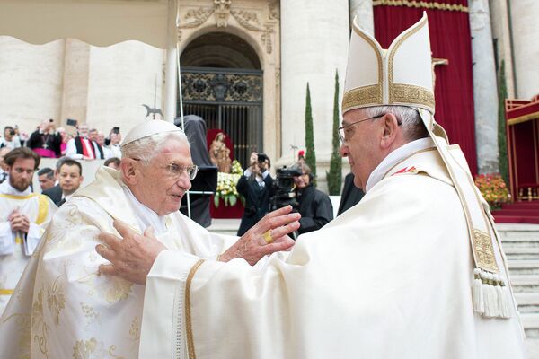 Папа на покое Бенедикт XVI и папа Римский Франциск на церемонии канонизации в Ватикане