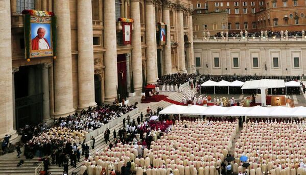 Церемония причисления Иоанна Павла II и Иоанна XXIII к лику святых на площади Святого Петра в Ватикане