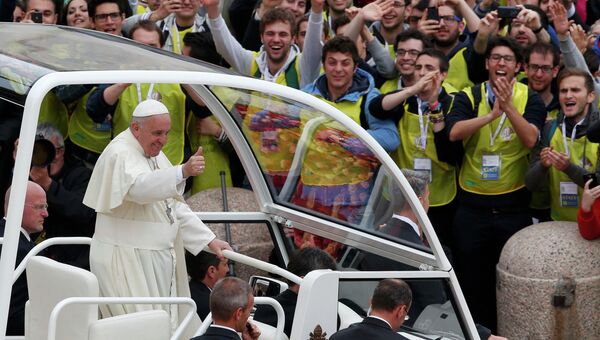 Папа Римский Франциск после церемонии канонизации в Ватикане
