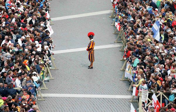 Гвардеец стоит в оцеплении во время церемонии канонизации в Ватикане