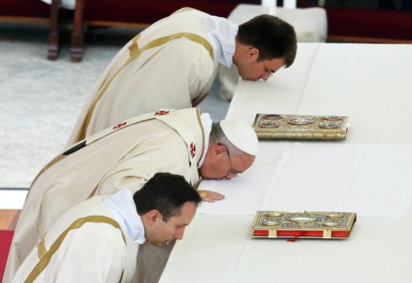 Папа Франциск во время церемонии канонизации в Ватикане
