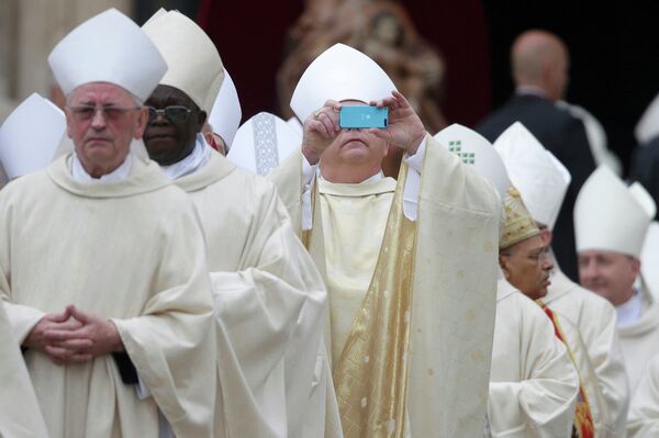 Католические священники на церемонии канонизации в Ватикане