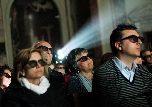 Католики смотрят 3D-трансляцию церемонии канонизации в церкви на севере Италии