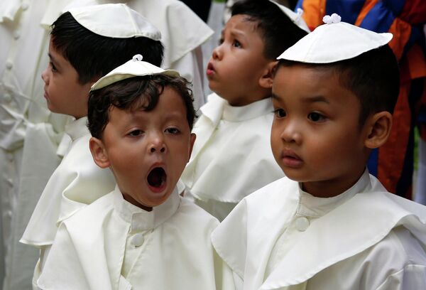 Дети перед началом парада, посвященного канонизации Иоанна Павла II и Иоанна XXIII, в Кесон-Сити на Филиппинах