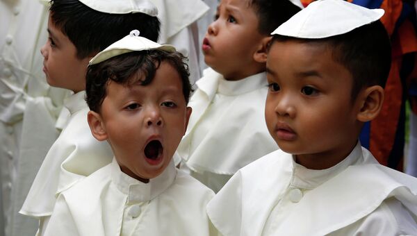 Дети перед началом парада, посвященного канонизации Иоанна Павла II и Иоанна XXIII, в Кесон-Сити на Филиппинах