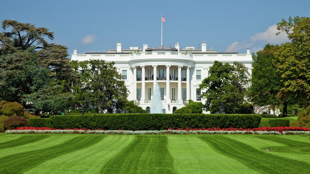 Трамп воспользовался короткой лестницей при посадке на самолет во Флориде