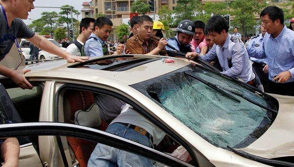 Водитель въехал в толпу пешеходов в городе Цинши, Китай. 29 апреля 2014