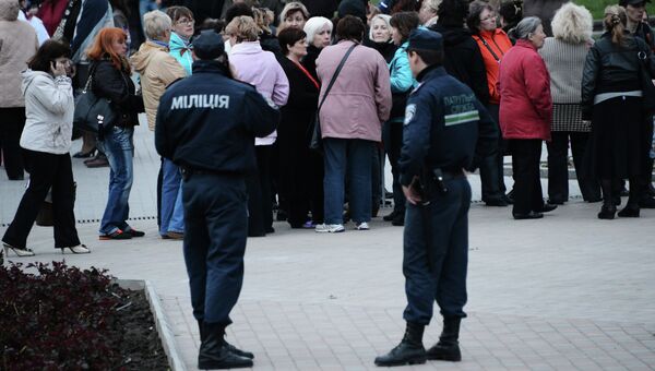 Сотрудники МВД Украины обеспечивают безопасность у окруженного баррикадами здания областной государственной администрации города Донецка