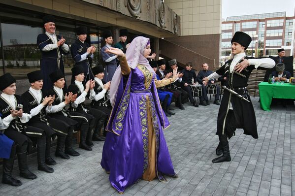 Артисты танцуют на праздновании Дня чеченского языка в Грозном