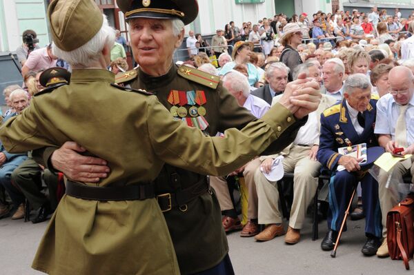 Танцуют ветераны Великой Отечественной войны