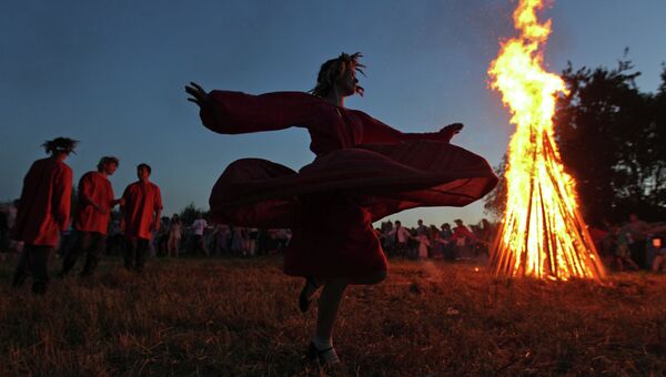 Девушка танцует у костра во время празднования Ивана Купалы. Архив