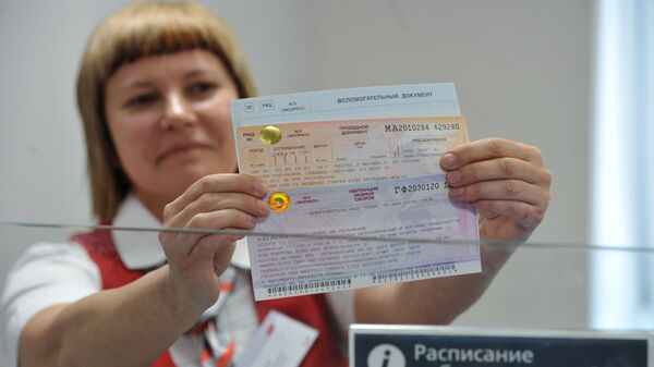 Билетный кассир держит в руках проездные документы в Крым. Архивное фото