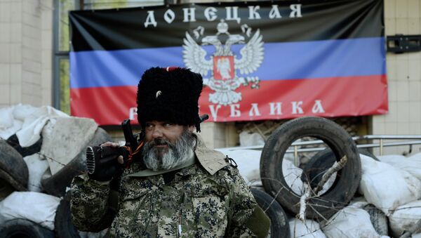Вооруженный мужчина у баррикад у здания горсовета в Краматорске. Архивное фото