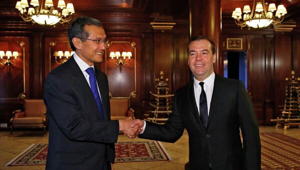 Председатель правительства России Дмитрий Медведев и премьер-министр Киргизии Джоомарт Оторбаев