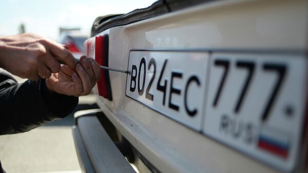 В Госдуме допустили, что флаг России на номерах авто станет обязательным