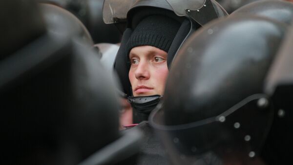 Сотрудники милиции Украины во дворе областной администрации в Луганске