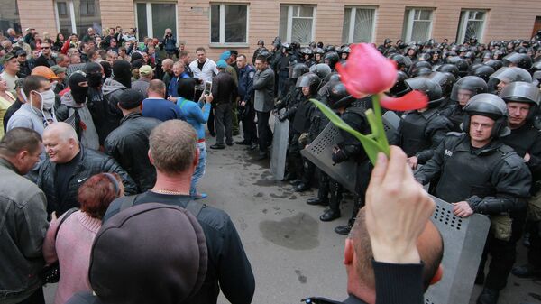 Представители самообороны и сотрудники милиции Украины в Луганске 29 апреля 2014