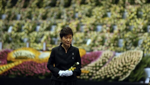 Президент Южной Кореи Пак Кын Хе возле мемориального алтаря жертвам затонувшего парома Севол