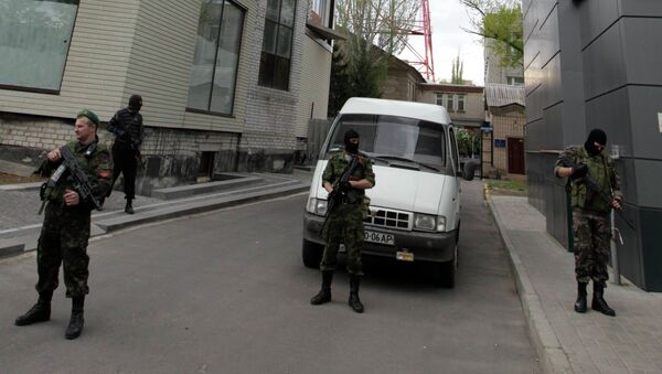 Представители самообороны возле телевизионного центра в Луганске 29 апреля 2014