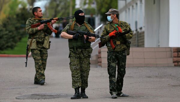 Представители самообороны возле здания МВД в Луганске 29 апреля 2014