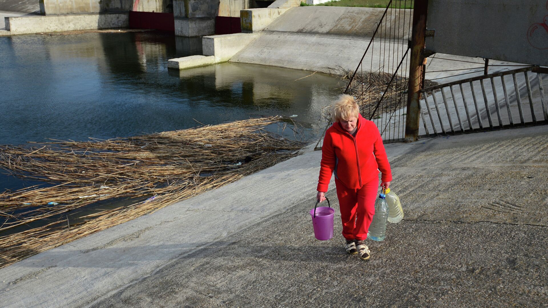 Крым дали воду. Водная блокада Крыма. Водная блокада Крыма 2014. Красноперекопск канал.