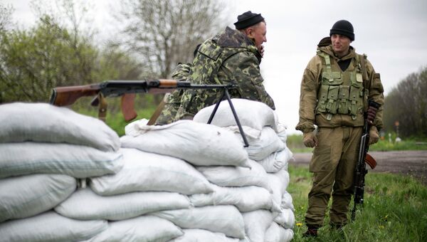 Украинские военные у блокпоста возле Славянска