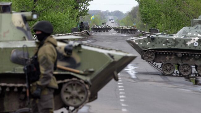 Военная техника украинской армии на КПП возле Славянска