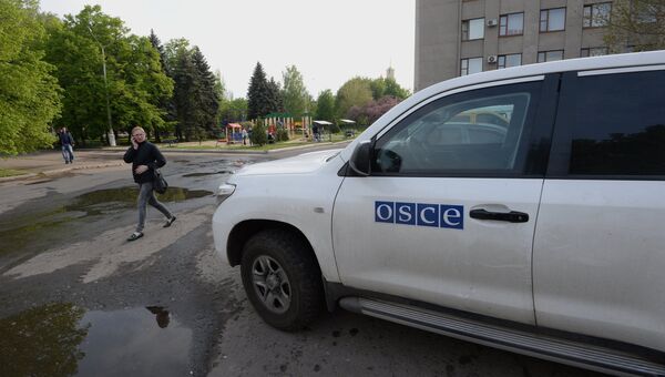 Автомобиль миссии Организации по безопасности и сотрудничеству в Европе (ОБСЕ) в Славянске