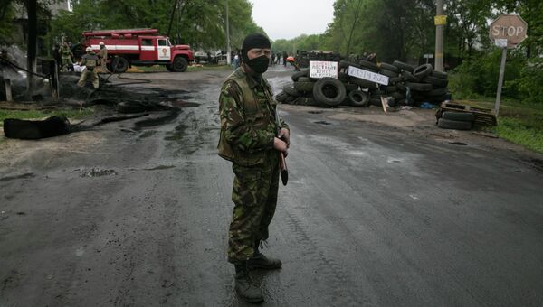 Ополченец возле блокпоста на окраине Славянска. 30 апреля 2014