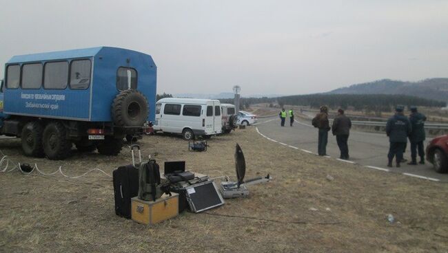 Сотрудники МЧС недалеко от места взрывов боеприпасов в Карымском районе Забайкальского края