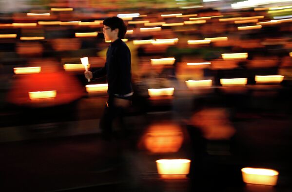 Свечи в честь погибших пассажиров корейского парома Севол