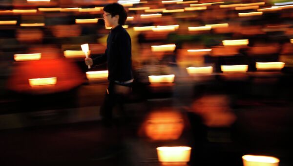 Свечи в честь погибших пассажиров корейского парома Севол
