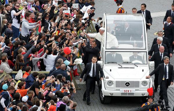 Папа Римский Франциск приветствует верующих на площади Святого Петра в Ватикане