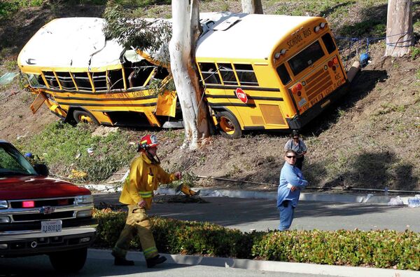 Место аварии, где в Южной Калифорнии перевернулся школьный автобус