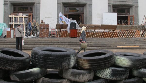 Баррикады у здания областной администрации в Луганске