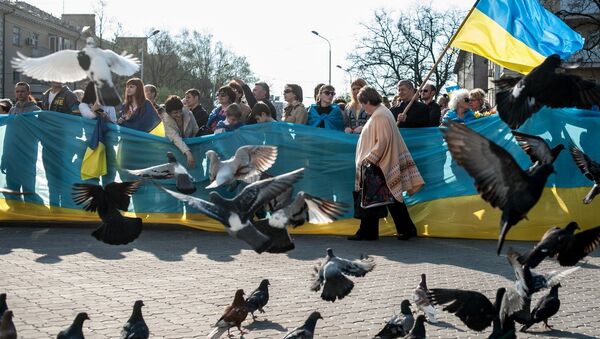 Люди с флагом Украины