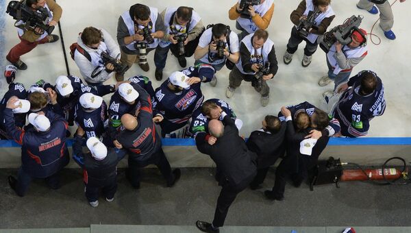 Главный тренер хоккейного клуба Металлург Майк Кинэн поздравляет игроков с победой