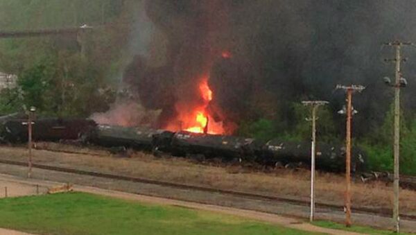 Поезд сошел с рельсов и загорелся в американском штате Виргиния, 30 апреля 2014
