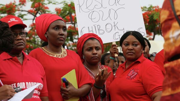Сотни одетых в красное женщин прошли маршем по улицам столицы Нигерии Абуджи. Фото с места события