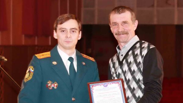 Виктор Зайцев, вытащивший из огня женщину с двумя детьми, получил благодарность от спасателей