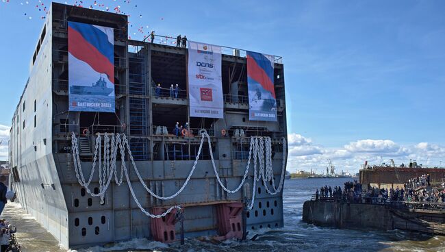 Церемония спуска на воду кормовой части десантно-вертолетного корабля-дока (ДВКД) класса Мистраль, который получит имя Севастополь. Архивное фото