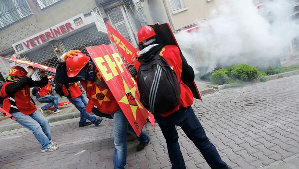 Турецкая полиция применила слезоточивый газ против протестующих в Стамбуле, 1 мая 2014