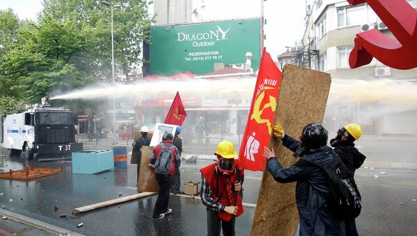 Полиция разгоняет первомайскую демонстрацию в Стамбуле