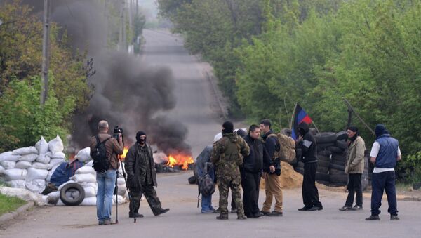 Силы самообороны Славянска на одном из блокпостов при въезде в Славянск готовятся к штурму города украинскими войсками