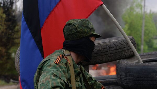 Силы самообороны Славянска на одном из блокпостов при въезде в Славянск