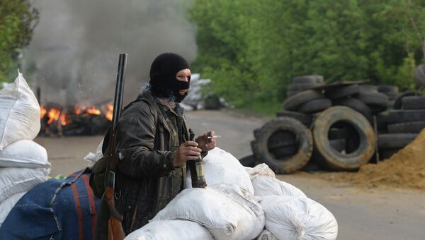 Силы самообороны Славянска на одном из блокпостов при въезде в Славянск. Архивное фото